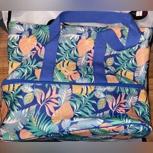 No Boundaries Women’s Beach Tote with zip bottom cool in blue floral